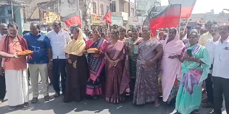 மகளிர் உரிமை தொகை 5000தமிழக அரசு சார்பில் குடும்ப அட்டை தாரர்களின் வங்கி கணக்கில் வரவு வைக்கபட்டதைDMK-வினர் கொண்டாடினர்