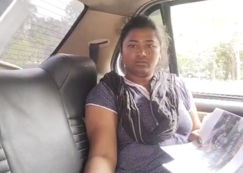 இளம் பெண் மீது தடியடி தாக்குதல் தலைமை காவலர் மீது நடவடிக்கை கோரி SP அலுவலகத்தில் பாதிக்கப்பட்ட பெண் புகார் மனு