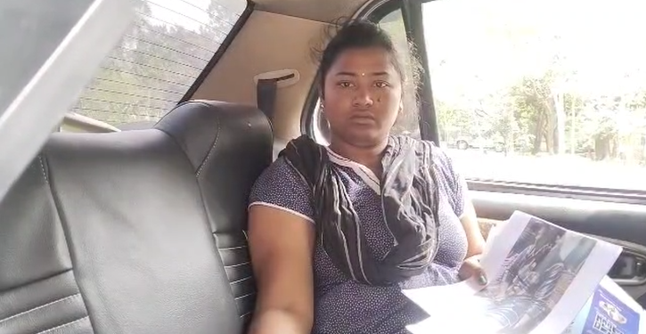 இளம் பெண் மீது தடியடி தாக்குதல் தலைமை காவலர் மீது நடவடிக்கை கோரி SP அலுவலகத்தில் பாதிக்கப்பட்ட பெண் புகார் மனு