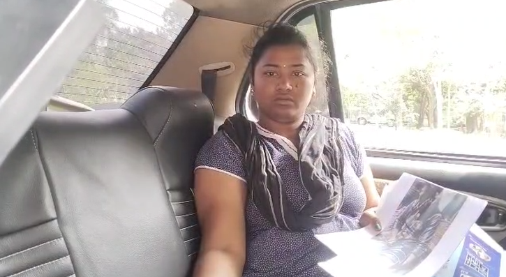 இளம் பெண் மீது தடியடி தாக்குதல் தலைமை காவலர் மீது நடவடிக்கை கோரி SP அலுவலகத்தில் பாதிக்கப்பட்ட பெண் புகார் மனு