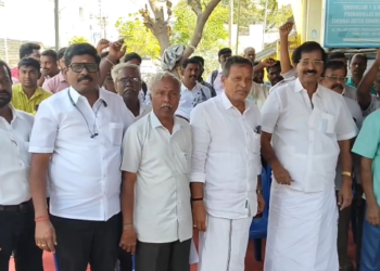 திருவள்ளூரில் தமிழ்நாடு நுகர்பொருள் வாணிககழகத்தில் துணை மண்டல மேலாளர் பெண் வன்கொடுமை, லஞ்சம், பல்வேறு புகாரில் சிக்கியிருப்பதால் பணியிடமாற்றம் செய்ய ஆர்ப்பாட்டம்