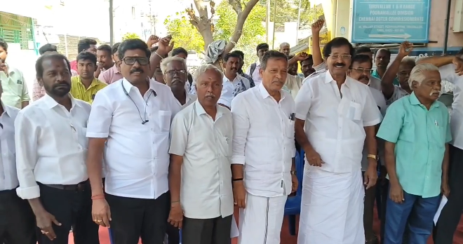 திருவள்ளூரில் தமிழ்நாடு நுகர்பொருள் வாணிககழகத்தில் துணை மண்டல மேலாளர் பெண் வன்கொடுமை, லஞ்சம், பல்வேறு புகாரில் சிக்கியிருப்பதால் பணியிடமாற்றம் செய்ய ஆர்ப்பாட்டம்