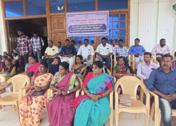 கௌரவ விரிவுரையாளர்களுக்கு ஆதரவாக கல்லூரி மாணவ மாணவிகள்  கல்லூரி வாயில் முன்பு போராட்டம்