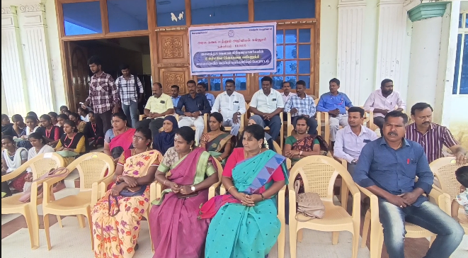 கௌரவ விரிவுரையாளர்களுக்கு ஆதரவாக கல்லூரி மாணவ மாணவிகள்  கல்லூரி வாயில் முன்பு போராட்டம்