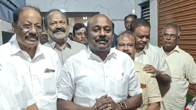 வணிகர்களின் கோரிக்கைகளை ஏற்கும் கட்சிகளுக்கே எங்களது ஆதரவு என தமிழ்நாடு வணிகர் சங்க தலைவர் விக்ரமராஜா தெரிவித்துள்ளர்