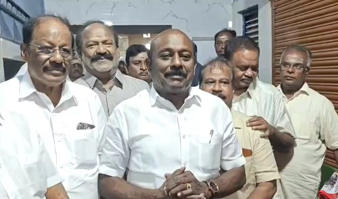 வணிகர்களின் கோரிக்கைகளை ஏற்கும் கட்சிகளுக்கே எங்களது ஆதரவு என தமிழ்நாடு வணிகர் சங்க தலைவர் விக்ரமராஜா தெரிவித்துள்ளர்