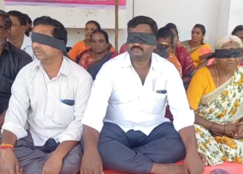 காலமுறை ஊதியம் வழங்க வேண்டும் என ஒற்றை கோரிக்கை முன்வைத்து கிராம உதவியாளர்கள் கண்களில் கருப்பு துணி கட்டி போராட்டம்