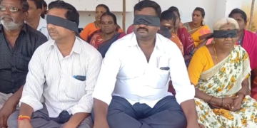 காலமுறை ஊதியம் வழங்க வேண்டும் என ஒற்றை கோரிக்கை முன்வைத்து கிராம உதவியாளர்கள் கண்களில் கருப்பு துணி கட்டி  போராட்டம்