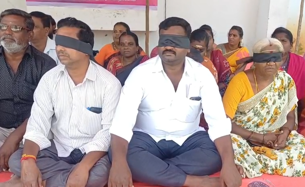 காலமுறை ஊதியம் வழங்க வேண்டும் என ஒற்றை கோரிக்கை முன்வைத்து கிராம உதவியாளர்கள் கண்களில் கருப்பு துணி கட்டி போராட்டம்