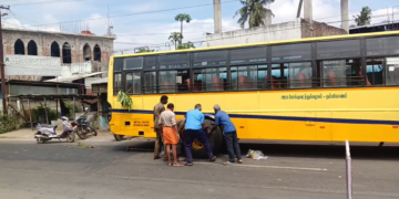 சீர்காழி அரசு பஸ்ஸில் சக்கரங்கள் கழண்டதால் அச்சம் அடைந்த பயணிகள், பொது மக்கள் அலறி பரபரப்பு
