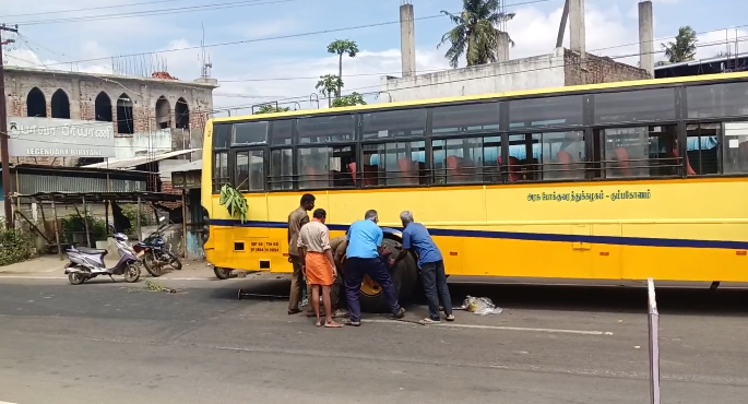 சீர்காழி அரசு பஸ்ஸில் சக்கரங்கள் கழண்டதால் அச்சம் அடைந்த பயணிகள், பொது மக்கள் அலறி பரபரப்பு