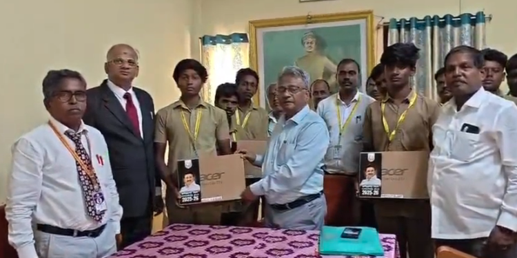 ஊவேரிச்சத்திரம் செங்கல்வராய நாயக்கர் தொழிற்பயிற்சி நிலையத்தில் பயிலும் 42-மாணவர்களுக்கு தமிழக அரசின் இலவச மடிக்கணினி