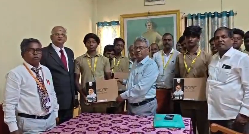ஊவேரிச்சத்திரம் செங்கல்வராய நாயக்கர் தொழிற்பயிற்சி நிலையத்தில் பயிலும் 42-மாணவர்களுக்கு தமிழக அரசின் இலவச மடிக்கணினி