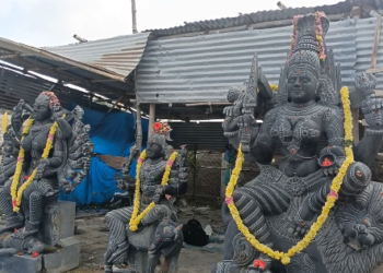 மயிலாடுதுறையில் 12 அடி உயரத்தில் 11டன் எடையுள்ள அங்காளபரமேஸ்வரி அம்மன் சிலை 3 கருங்கற்சிலைகள் தென்குடிஅங்காளம்மன் சக்திபீடத்துக்கு அனுப்ப வைக்கப்பட்டன