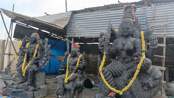 மயிலாடுதுறையில் 12 அடி உயரத்தில் 11டன் எடையுள்ள அங்காளபரமேஸ்வரி அம்மன் சிலை 3 கருங்கற்சிலைகள் தென்குடிஅங்காளம்மன் சக்திபீடத்துக்கு அனுப்ப வைக்கப்பட்டன