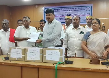 மயிலாடுதுறை மாவட்ட ஆட்சியர் அலுவலகத்தில் மாவட்ட ஆட்சியர் ஸ்ரீகாந்த் இறுதி வாக்காளர் பட்டியல் 24,126 நபர்கள் புதியவாக்காளர்களாக சேர்ப்பு