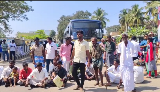 திருப்பத்தூர் அருகே தரமற்ற சாலையை சீரமைக்க கோரி பொதுமக்கள் சாலை மறியல் போராட்டம்