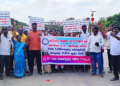 திருவள்ளூரில் கிராம உதவியாளருக்கு வரையறுக்கப்பட்ட காலமுறை ஊதியம் வழங்க வலியுறுத்தி சாலை மறியலில் ஈடுபட்டவர்கள் கைது