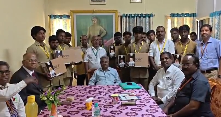காஞ்சிபுரம் ஊவேரிச்சத்திரம் செங்கல்வராய நாயக்கர் தொழிற்பயிற்சி நிலையத்தில் பயிலும் 42-மாணவர்களுக்கு இலவச மடிக்கணினி