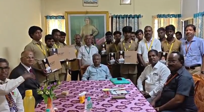 காஞ்சிபுரம் ஊவேரிச்சத்திரம் செங்கல்வராய நாயக்கர் தொழிற்பயிற்சி நிலையத்தில் பயிலும் 42-மாணவர்களுக்கு இலவச மடிக்கணினி