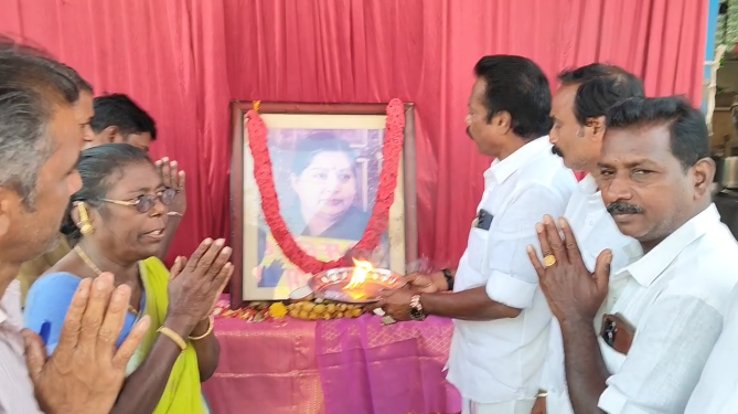 மறைந்த முன்னாள் முதல்வர் புரட்சித் தலைவி அம்மாவின் 78-ஆவது பிறந்தநாளை முன்னிட்டு அன்னதானம் 