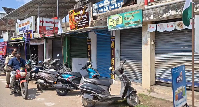 செம்பனார்கோவிலைத் தனி தாலுகாவாக அறிவிக்க கோரி செம்பனார்கோவில் வணிகர்கள் சங்கம் கடையடைப்பு