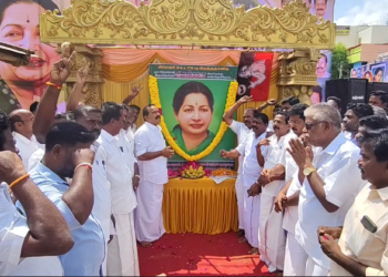 செம்பனார்கோவிலில் முன்னாள் முதல்வர் ஜெயலலிதாவின் 78-ம் ஆண்டு பிறந்தநாள் விழா முன்னிட்டு உருவப்படத்திற்கு மரியாதை