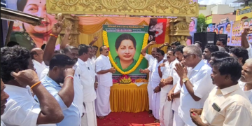 செம்பனார்கோவிலில் முன்னாள் முதல்வர் ஜெயலலிதாவின் 78-ம் ஆண்டு பிறந்தநாள் விழா முன்னிட்டு உருவப்படத்திற்கு மரியாதை