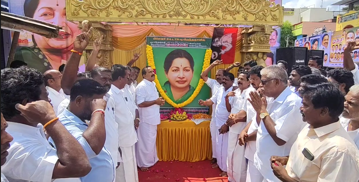 செம்பனார்கோவிலில் முன்னாள் முதல்வர் ஜெயலலிதாவின் 78-ம் ஆண்டு பிறந்தநாள் விழா முன்னிட்டு உருவப்படத்திற்கு மரியாதை
