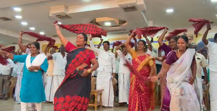“ஸ்டாலின் தொடரட்டும்” என்ற பாடலுக்கு விழுப்புரம் நிர்வாகிகள் ஆலோசனைக்கூட்டத்தில் கருப்புசிவப்பு துண்டைசுழற்றி நடனமாடிய DMKமகளிர் அணி