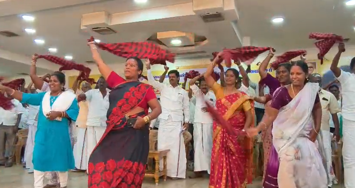 “ஸ்டாலின் தொடரட்டும்” என்ற பாடலுக்கு விழுப்புரம் நிர்வாகிகள் ஆலோசனைக்கூட்டத்தில் கருப்புசிவப்பு துண்டைசுழற்றி நடனமாடிய DMKமகளிர் அணி