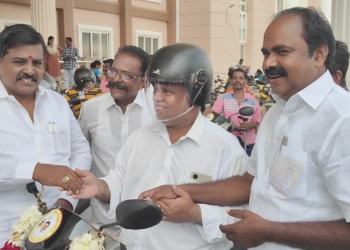 மயிலாடுதுறையில் மாற்றுத்திறனாளிகள் நலத்துறை,சமூகநலத்துறை சார்பில் பயனாளிகளுக்கு நலத்திட்ட உதவி சிவ.வீ.மெய்யநாதன் வழங்கினார்