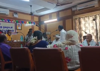 மயிலாடுதுறை நகர்மன்றத்தில் மாதாந்திரகூட்டத்தில் கேள்வி கவுன்சிலரிடம் மக்கள்பிரச்சனையை நாங்கள் பார்த்துகொள்கிறோம் கவுன்சிலர் கடும்வாக்குவாதம்