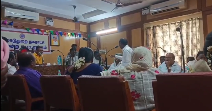 மயிலாடுதுறை நகர்மன்றத்தில் மாதாந்திரகூட்டத்தில் கேள்வி கவுன்சிலரிடம் மக்கள்பிரச்சனையை நாங்கள் பார்த்துகொள்கிறோம் கவுன்சிலர் கடும்வாக்குவாதம்