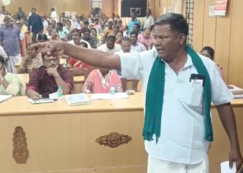 விழுப்புரம் மாவட்ட ஆட்சியர் அலுவலகத்தில் விவசாயிகள் குறைதீர்க்கும் கூட்டத்தில் அரை நிர்வாண போராட்டம்