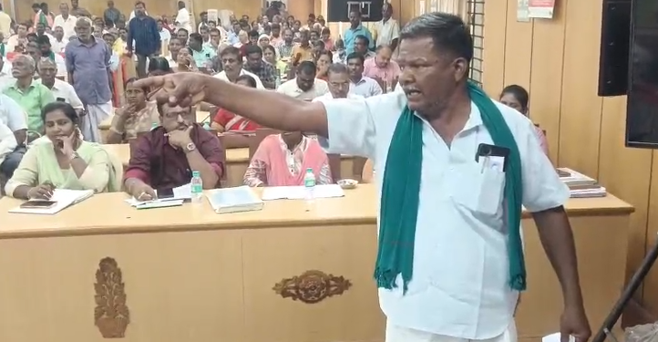 விழுப்புரம் மாவட்ட ஆட்சியர் அலுவலகத்தில் விவசாயிகள் குறைதீர்க்கும் கூட்டத்தில் அரை நிர்வாண போராட்டம்