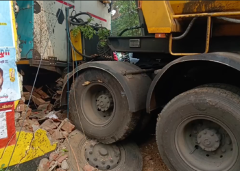 திருவாரூர் அருகே வீட்டில் புகுந்த லாரி அதிர்ஷ்டவசமாக வீட்டிலிருந்தவர்கள் உயிர் தப்பினர் , நகர போலீசார் விசாரணை