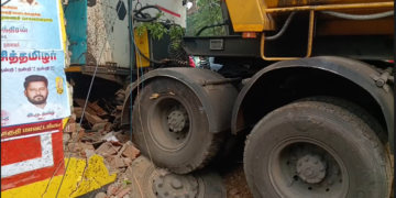 திருவாரூர் அருகே வீட்டில் புகுந்த லாரி அதிர்ஷ்டவசமாக வீட்டிலிருந்தவர்கள் உயிர் தப்பினர் , நகர போலீசார் விசாரணை