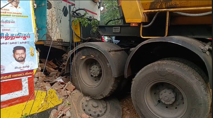 திருவாரூர் அருகே வீட்டில் புகுந்த லாரி அதிர்ஷ்டவசமாக வீட்டிலிருந்தவர்கள் உயிர் தப்பினர் , நகர போலீசார் விசாரணை