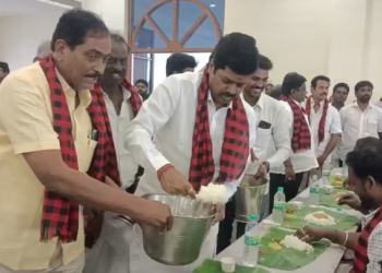 விழுப்புரத்தில் ஸ்டாலின் பிறந்தநாளை முன்னிட்டு திமுக மத்திய மாவட்டம் சார்பில் தொண்டர்களுக்கு தடபுடலாக விருந்து