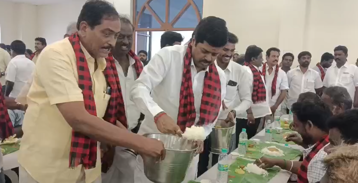 விழுப்புரத்தில் ஸ்டாலின் பிறந்தநாளை முன்னிட்டு திமுக மத்திய மாவட்டம் சார்பில் தொண்டர்களுக்கு தடபுடலாக விருந்து