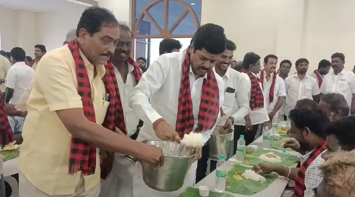 விழுப்புரத்தில் ஸ்டாலின் பிறந்தநாளை முன்னிட்டு திமுக மத்திய மாவட்டம் சார்பில் தொண்டர்களுக்கு தடபுடலாக விருந்து