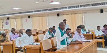 விவசாயிகள் குறைதீர் கூட்டத்தில் வெளிநடப்பு “தமிழக பட்ஜெட்டில் மானியம் இல்லை” என குற்றச்சாட்டு