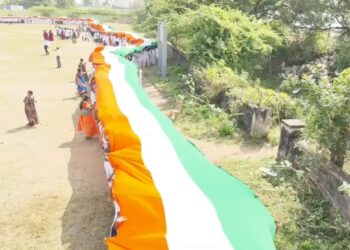 திருவள்ளூரில் உலகஅமைதிக்காக கன்னியாகுமரிToசியாட்சி வரை தூரமான3964Kmகுறிக்கும்3964அடி நீளமுள்ள மூவர்ணகொடியை4000மாணவர்கள் கையில் ஏந்தியவாறு உலகசாதனை