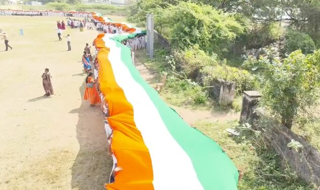 திருவள்ளூரில் உலகஅமைதிக்காக கன்னியாகுமரிToசியாட்சி வரை தூரமான3964Kmகுறிக்கும்3964அடி நீளமுள்ள மூவர்ணகொடியை4000மாணவர்கள் கையில் ஏந்தியவாறு உலகசாதனை