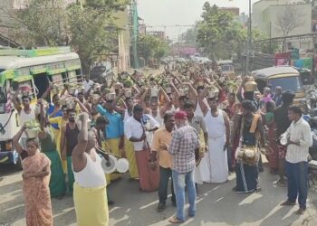 தைமாத கடைசி வெள்ளி முன்னிட்டு மயிலாடுதுறை சிறுவாச்சூர் மதுரகாளியம்மன் ஆலயத்தில் நூற்றுக்கணக்கான பக்தர்கள் பால்குடங்கள் வழிபாடு