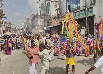 மயிலாடுதுறை வண்டிக்காரத்தெரு பிரசன்ன மாரியம்மன் கோயிலில் மலர் வணிக வியாபாரிகள் சங்கம் சார்பில் பால்குட விழா
