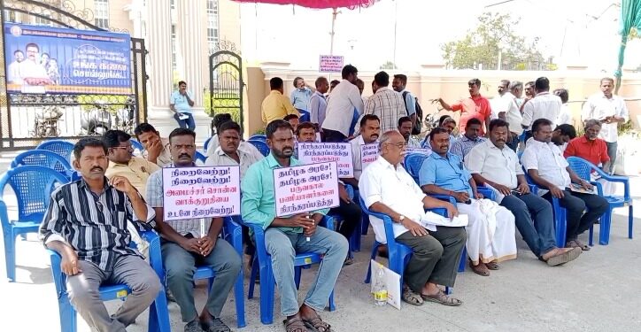 பருவகால தமிழ்நாடு சிவில் சப்ளை கார்ப்பரேசன் ஊழியர்களை நிரந்திரம் படுத்துவது உட்பட 5- அம்ச கோரிக்கை வலியுறுத்தி ஊழியர்கள் போராட்டம்