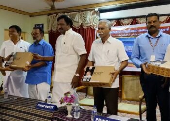 தருமபுரம் ஆதீன கலைக் கல்லூரியில் கல்லூரி மாணவர்களுக்கு தமிழக அரசின் மடிக்கணினி வழங்கும் விழா