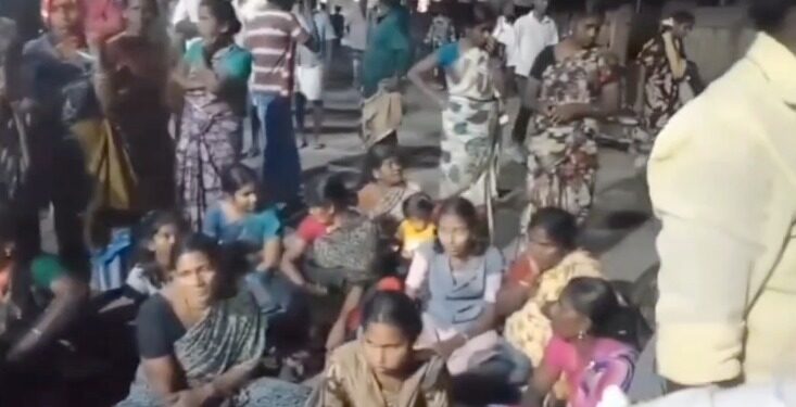 மின்சாரம் தாக்கி வாலிபர் பலி – சாலை மறியலில் ஈடுபட்ட உறவினர்கள் – 5 மணி நேரம் போக்குவரத்து பாதிப்பு